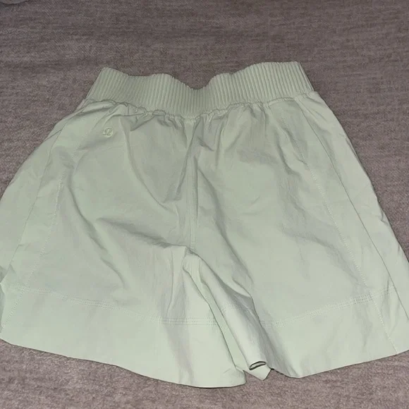 Lululemon Stretch Woven Relaxed-Fit High-Rise Short 4"
Kohlrabi Green - Picture 6 of 9